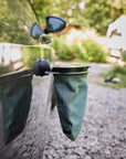 Der Flextrash Mülleimer mit 3L ist ideal für die Reise im Camper, aber auch für alle Dachzelt-Reisende. Er lässt sich mit einem VacuClip ganz einfach entweder am Fenster oder auch an der Außenseite vom Auto befestigen. | Jetzt kaufen bei Wildnest Glamping