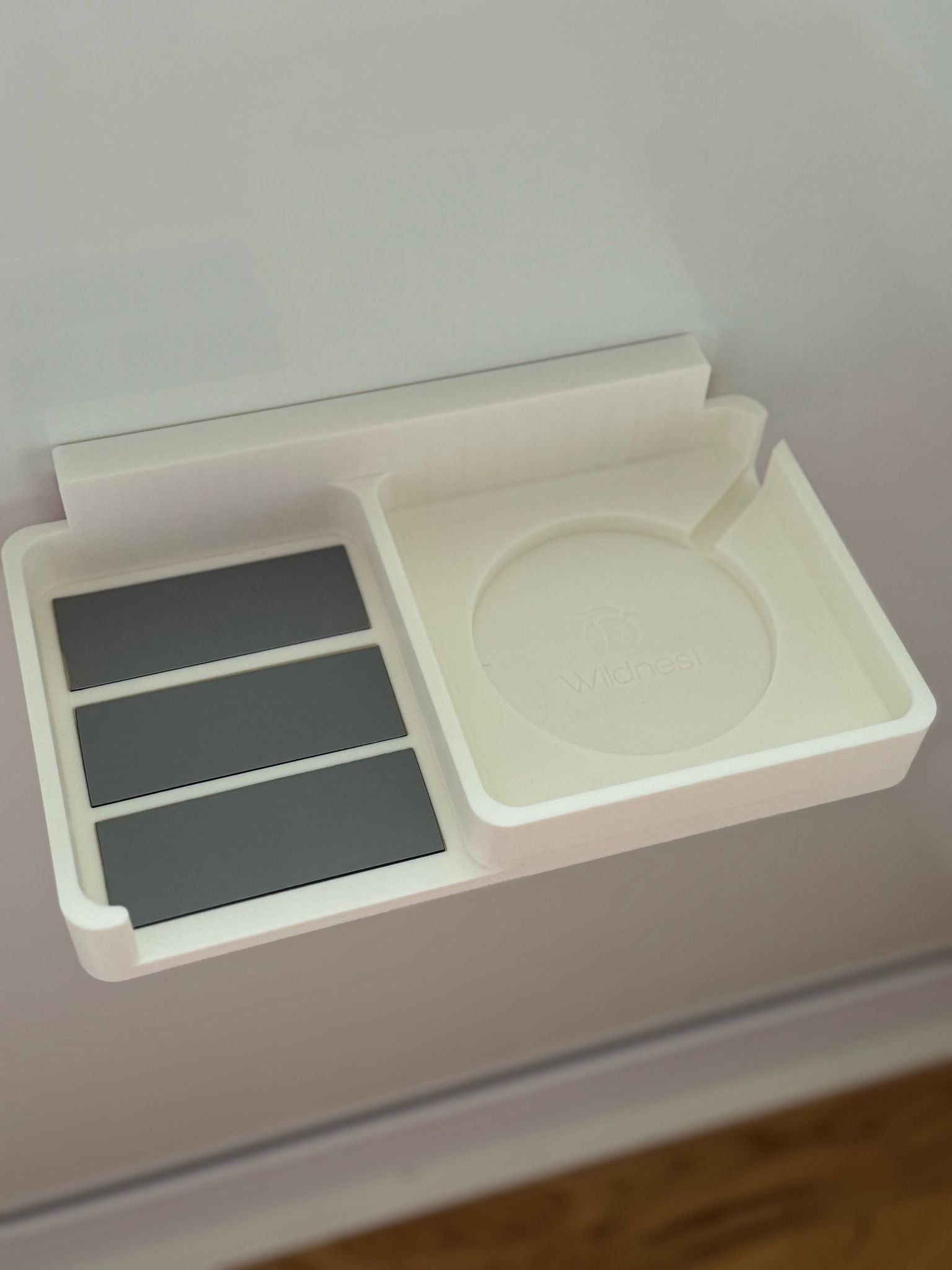 Toniebox Halterung mit Ablage – Magnetisch & Klebbar