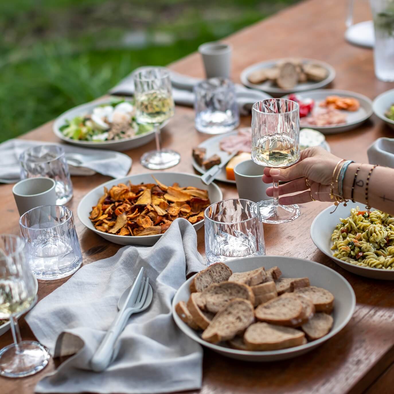 Nachhaltiges Campinggeschirr für umweltbewusste Camper: Entdecke unsere modernen Teller, Schalen und bruchsicheren Weingläser im Campingshop von Wildnest Glamping.