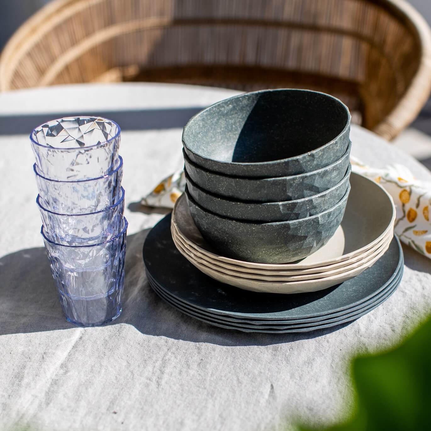 Das Göteborg Set von Koziol ist das perfekte Campinggeschirr Set für 4 Personen auf der Reise im Wohnmobil oder Wohnwagen. Entdecke nachhaltiges Campinggeschirr bei uns im Campingshop | Wildnest Glamping