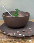 Die FLAVOUR-IT Teller und die BOOST BOWL Schalen in mocha brown mit 500ml von Zuperzozial bestehen aus Biokunststoff und sind moderne als auch nachhaltige Campinggeschirr Alternativen | Jetzt kaufen bei Wildnest Glamping