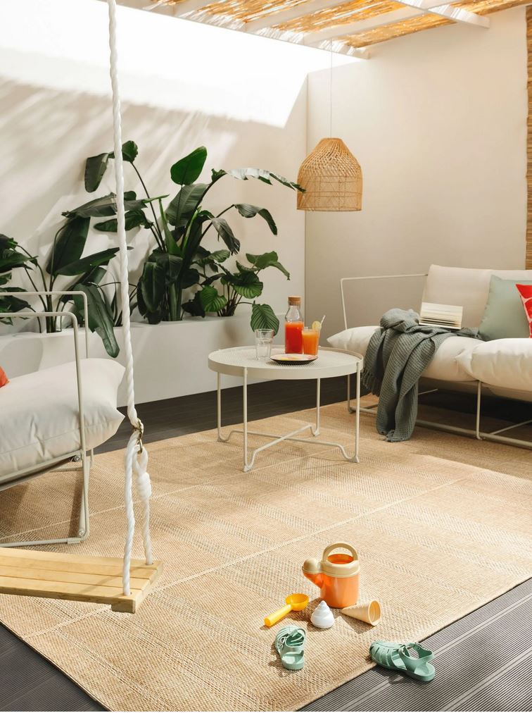 In- & Outdoor Teppich Como hellbraun auf Balkon Stilvoller Como hellbraun Teppich, perfekt für Balkon oder Terrasse, wetterbeständig und pflegeleicht.