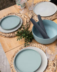 Gestalte endlich dein eigenes Campinggeschirr Set für 2 Personen oder 4 Personen. In den Farbtönen und Formen wie sie dir auf dem Campingtisch am besten gefallen. Modern, schlicht und in Pastellfarben. Jetzt zusammenstellen bei Wildnest Glamping