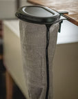 Der Flextrash Tableclip ist eien ideale Halterung für den Flextrash Mülleimer an einem Campingtisch oder anderen Tischplatte | Wildnest Glamping