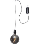 Die Outdoor batteriebetriebene LED Pendellampe Bowl in schwarz versetzt jede Outdoor Lounge vor dem Wohnwagen in eine romantische und gemütliche Atmosphäre | Jetzt kaufen bei Wildnest Glamping