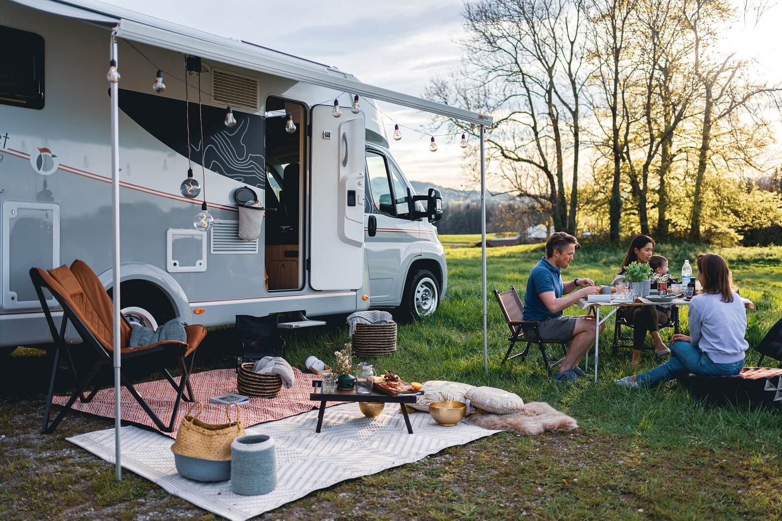 Hochwertige, wasser- & schmutzresistente Outdoor-Teppiche für stilvolles Glamping und eine moderne Atmosphäre auf dem Campingplatz. Jetzt bei Wildnest Glamping