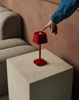 Ava kabellose Tischlampe Beerenrot