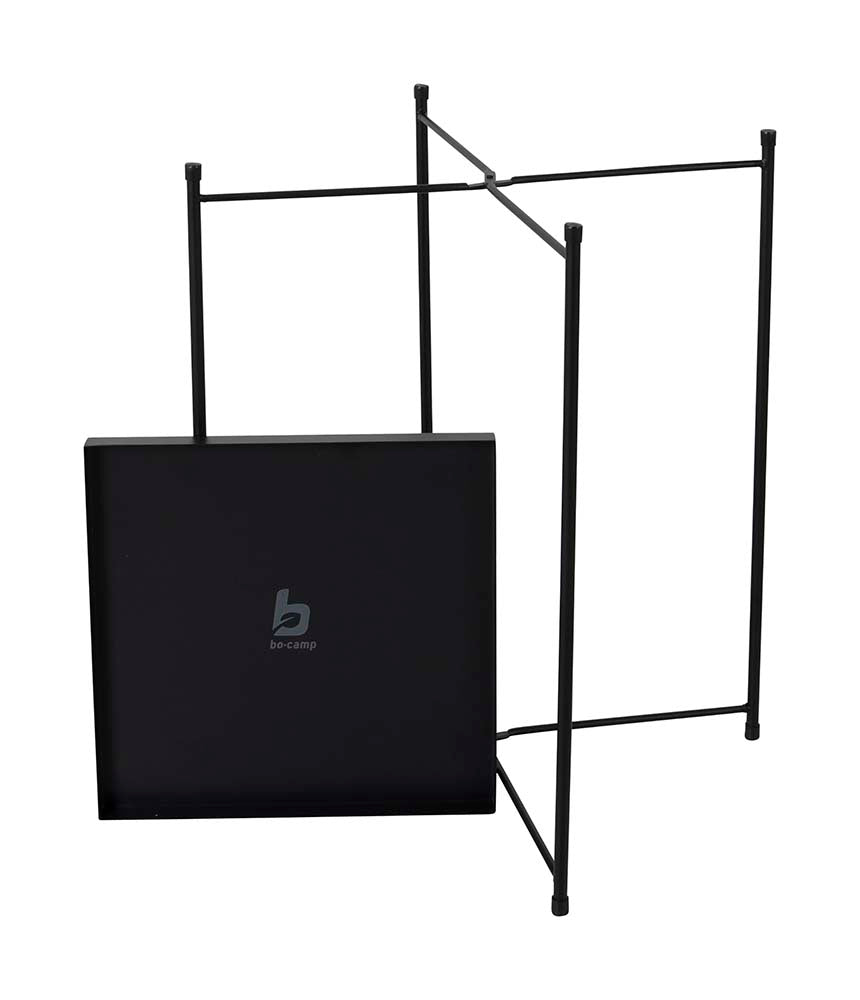 Der Bedford Beistelltisch von Bo-Camp überzeugt mit seinem schwarzen industriellen Look. Die Servierplatte lässt sich einfach abnehmen und das Gestellt flach zusammenklappen. Die Servierplatte ist vielseitig einsetzbar, egal ob zum Servieren von Kaltgetränken, als Beistelltisch in der Glamping Lounge oder als Frühstückstisch im Campingbett | Jetzt kaufen bei Wildnest Glamping