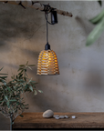 Diese Outdoor batteriebetriebenen LED Pendellampen TWINE mit braunem Rattan sind elegante Reisebegleiter für jeden Wohnwagen oder Wohnmobil und absolute Stimmungsmacher. | Jetzt kaufen bei Wildnest Glamping