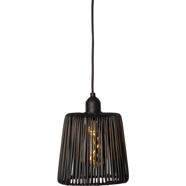 Diese Outdoor batteriebetriebenen LED Pendellampen TWINE mit schwarzem Rattan sind elegante Reisebegleiter für jeden Wohnwagen oder Wohnmobil und absolute Stimmungsmacher. | Jetzt bei Wildnest Glamping