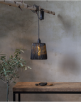 Diese Outdoor batteriebetriebenen LED Pendellampen TWINE mit schwarzem Rattan sind elegante Reisebegleiter für jeden Wohnwagen oder Wohnmobil und absolute Stimmungsmacher. | Jetzt bei Wildnest Glamping
