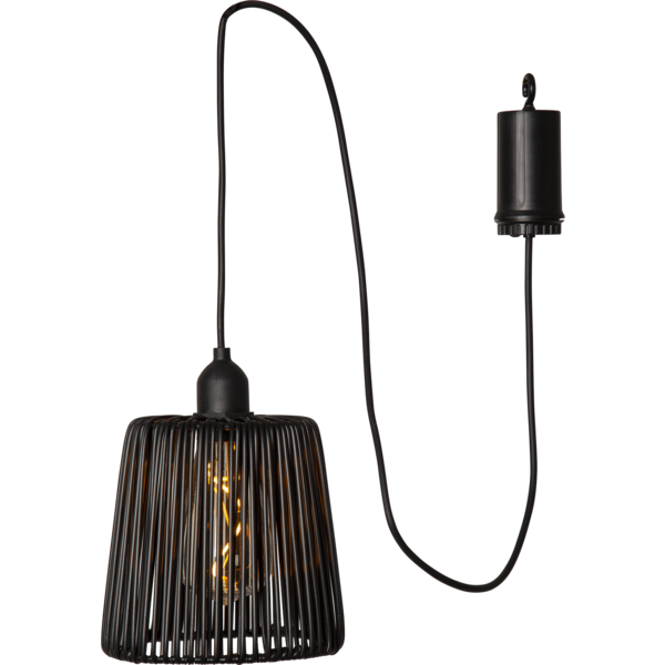 Diese Outdoor batteriebetriebenen LED Pendellampen TWINE mit schwarzem Rattan sind elegante Reisebegleiter für jeden Wohnwagen oder Wohnmobil und absolute Stimmungsmacher. | Jetzt bei Wildnest Glamping