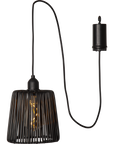 Diese Outdoor batteriebetriebenen LED Pendellampen TWINE mit schwarzem Rattan sind elegante Reisebegleiter für jeden Wohnwagen oder Wohnmobil und absolute Stimmungsmacher. | Jetzt bei Wildnest Glamping