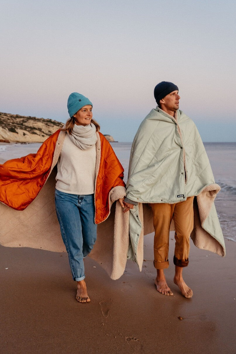 Die Unfold Kuscheldecken sind ein leichter und warmer Begleiter für die Reisen im Wohnmobil oder Wohnwagen | Jetzt kaufen bei Wildnest Glamping