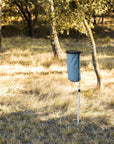 Der Flextrash mit seinen 9L Volumen aus recycelten PET Flaschen ist der perfekte Campingmülleimer, da er mit unterschiedlichen Befestigungsmöglichkeiten überall am Camper einen perfekten Platz findet | Jetzt kaufen bei Wildnest Glamping