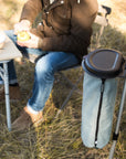 Der Flextrash mit seinen 9L Volumen aus recycelten PET Flaschen ist der perfekte Campingmülleimer, da er mit unterschiedlichen Befestigungsmöglichkeiten überall am Camper einen perfekten Platz findet | Jetzt kaufen bei Wildnest Glamping