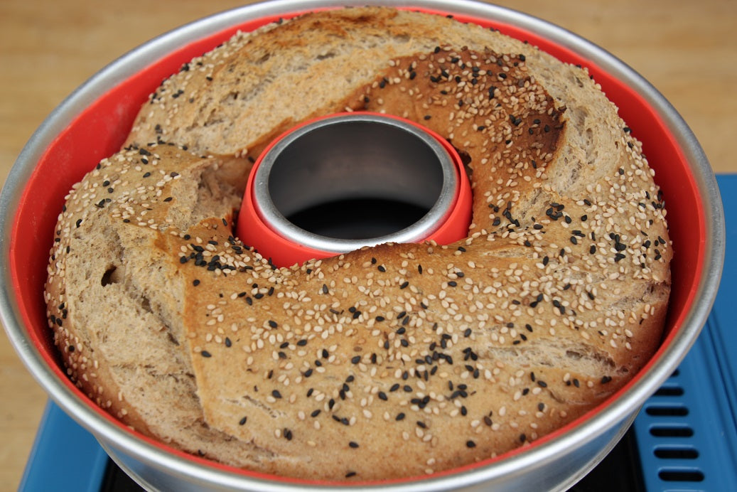 Die Silikonform 2.0 vom Omnia Camping Backofen ist ideal für Gerichte aus dem Backofen, Brot und Kuchen. Damit lässt sich das Gericht kinderleicht aus der Silikonform rausdrücken | Jetzt kaufen bei Wildnest Glamping