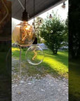 Die Outdoor batteriebetriebenen LED Pendellampen Bowl in Bernstein und transparent von der Markise vom Wohnmobil runterhängend auf dem Campingplatz | Jetzt kaufen bei Wildnest Glamping