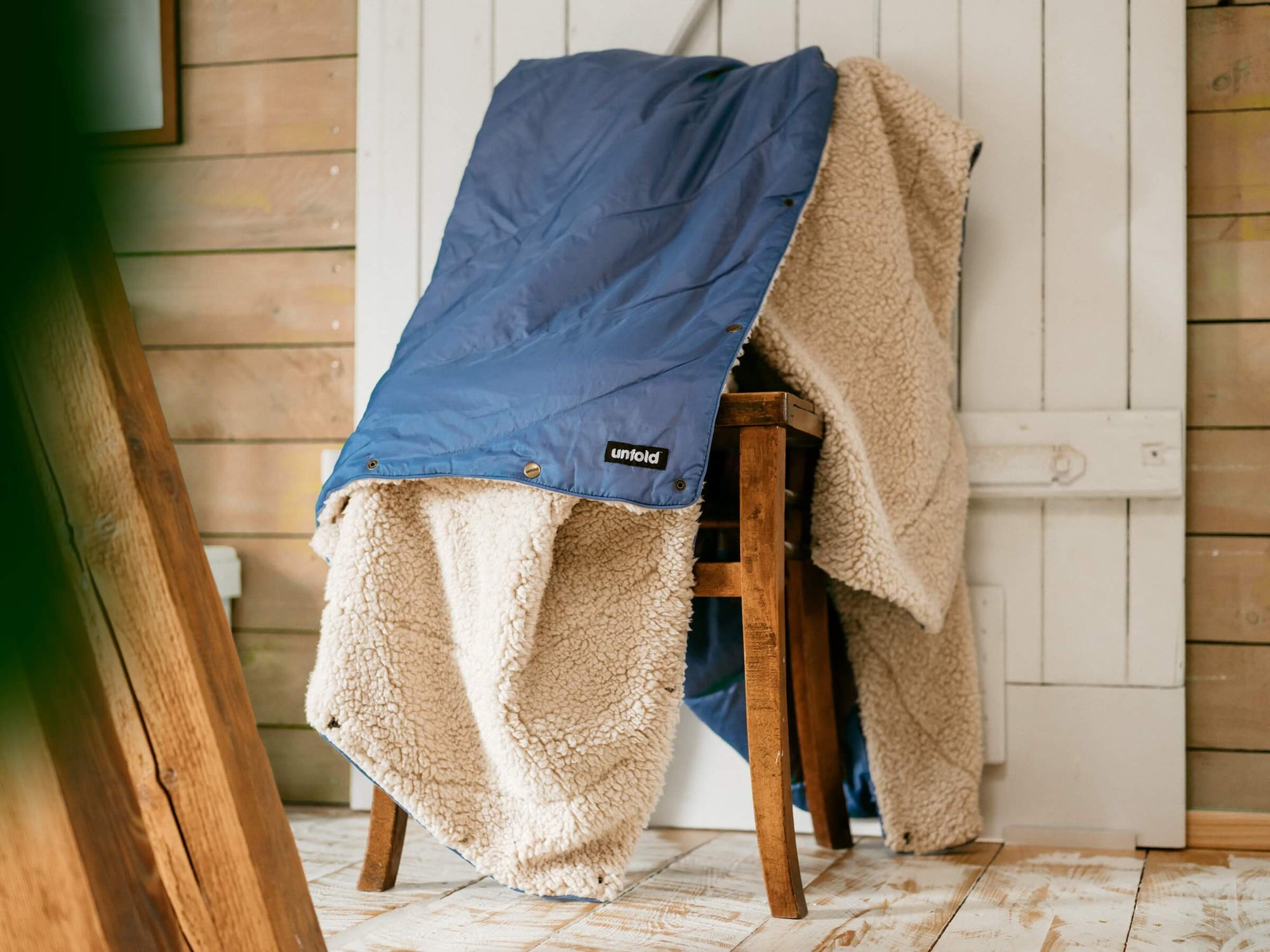 Die warme Kuscheldecke in blau hält unglaublich warm an kalten Campingabenden | Jetzt kaufen bei Wildnest Glamping