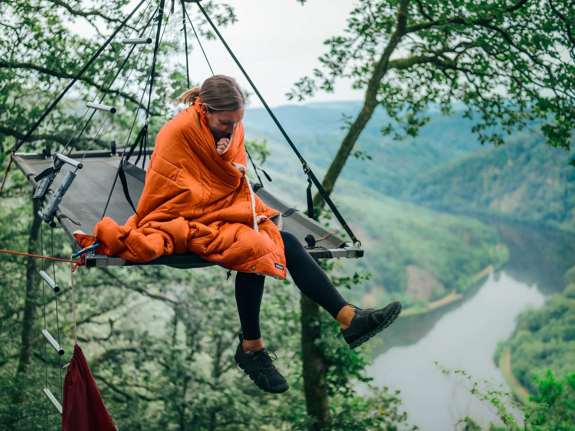 Die warme Kuscheldecke in Rost hält unglaublich warm an kalten Campingabenden | Jetzt kaufen bei Wildnest Glamping