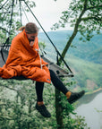 Die warme Kuscheldecke in Rost hält unglaublich warm an kalten Campingabenden | Jetzt kaufen bei Wildnest Glamping