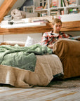 Die Unfold Kuscheldecke in Salbei ist ein leichter und warmer Begleiter für die Reisen im Wohnmobil oder Wohnwagen | Jetzt kaufen bei Wildnest Glamping