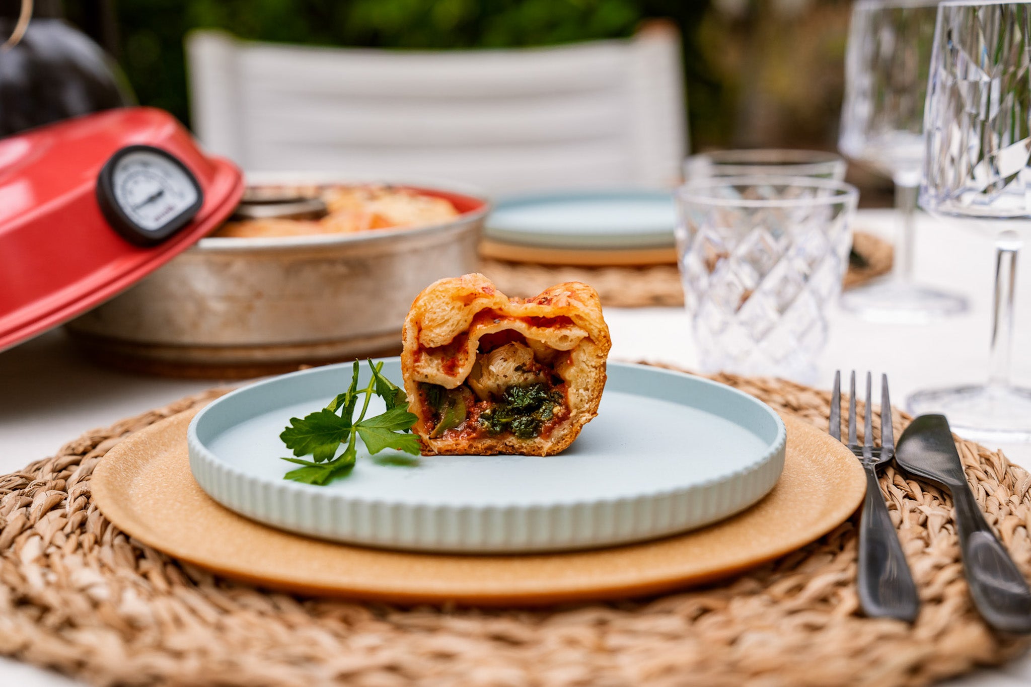 Leckere vegane Double Calzone aus dem Omnia, ideal für die Reise im Camper | Rezept jetzt bei Wildnest Glamping 