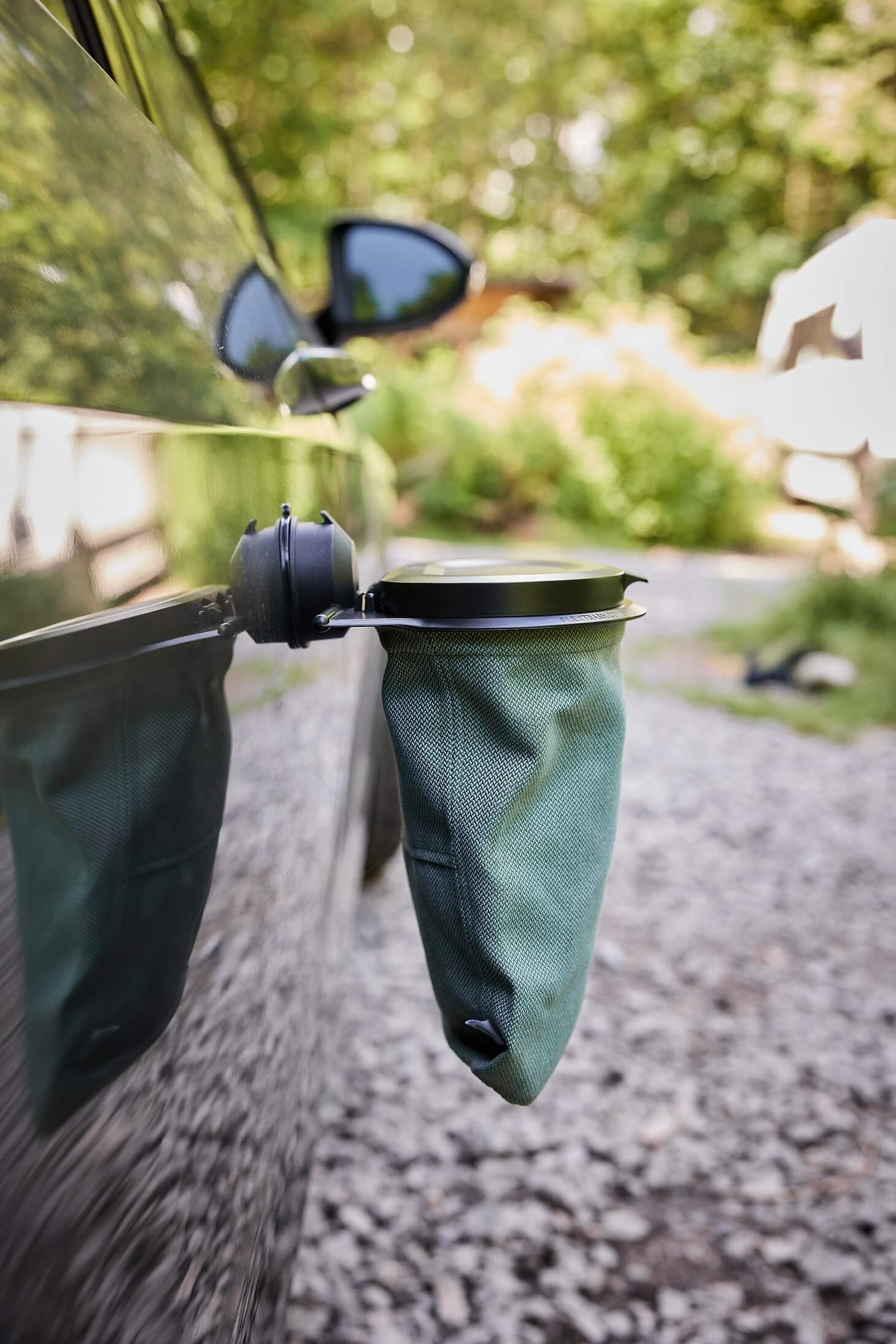 Der Flextrash Mülleimer mit 3L ist ideal für die Reise im Camper, aber auch für alle Dachzelt-Reisende. Er lässt sich mit einem VacuClip ganz einfach entweder am Fenster oder auch an der Außenseite vom Auto befestigen. | Jetzt kaufen bei Wildnest Glamping
