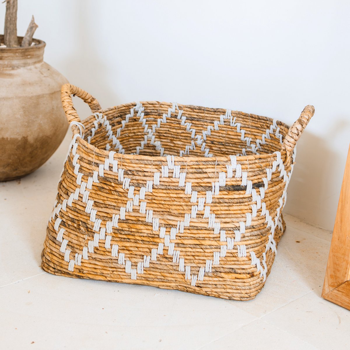 Boho geflochtener Aufbewahrungskorb aus Bananenfaser GANDARIA – Wildnest Glamping