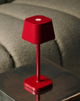 Ava kabellose Tischlampe Beerenrot