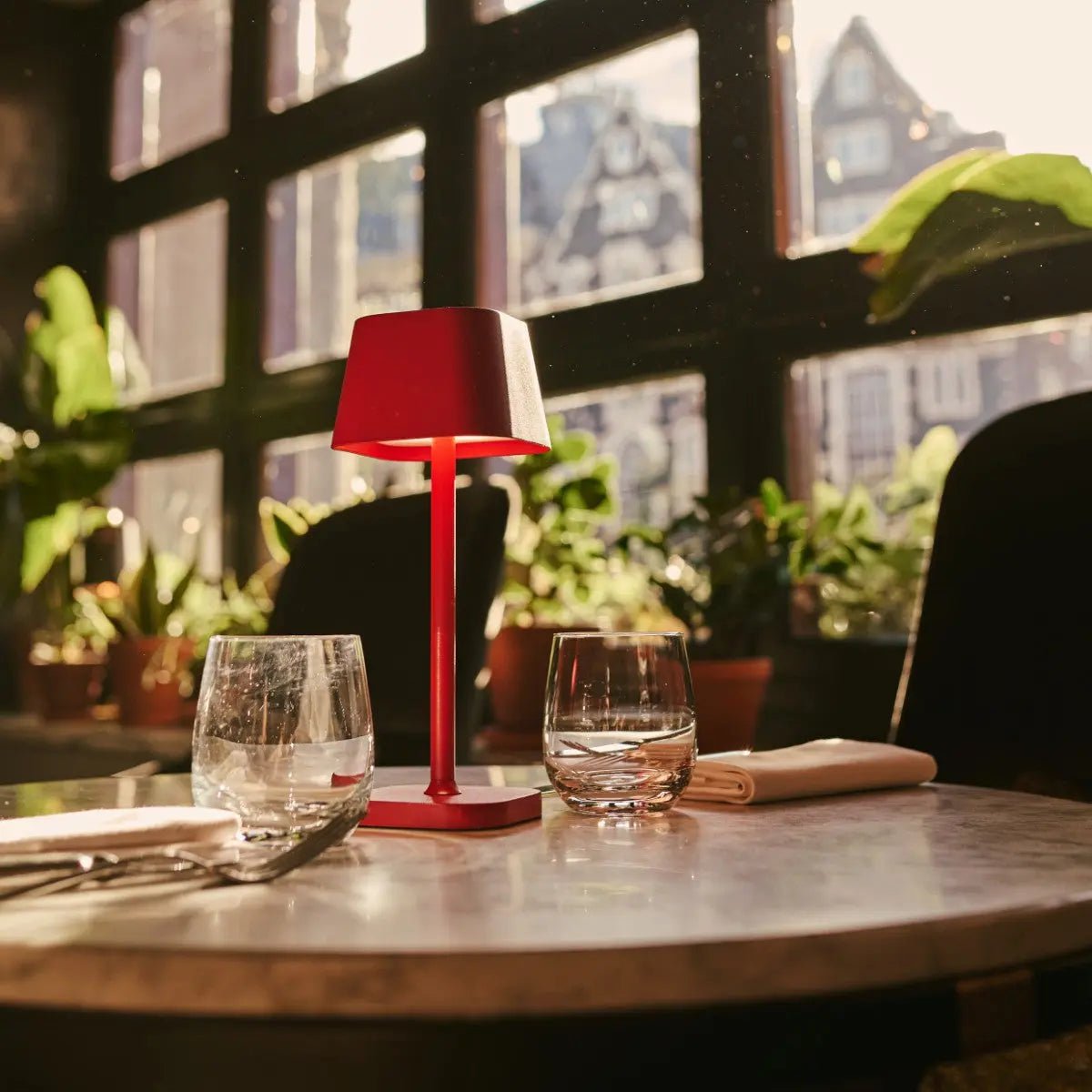 Ava kabellose Tischlampe Beerenrot