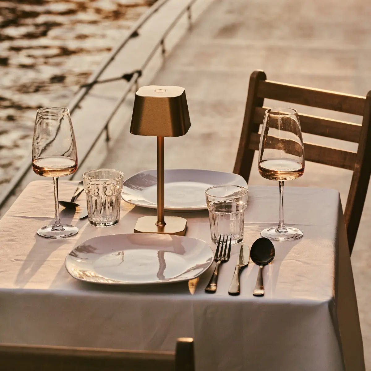 Ava kabellose Tischlampe Gold