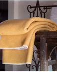 Kuscheldecke aus Wolle in MISTED YELLOW
