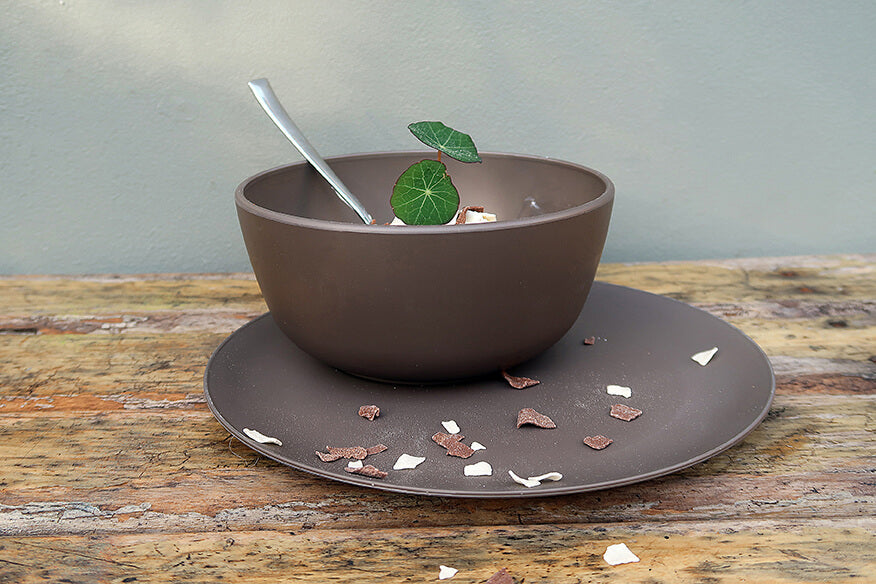 Die FLAVOUR-IT Teller und die BOOST BOWL Schalen in mocha brown mit 500ml von Zuperzozial bestehen aus Biokunststoff und sind moderne als auch nachhaltige Campinggeschirr Alternativen | Jetzt kaufen bei Wildnest Glamping