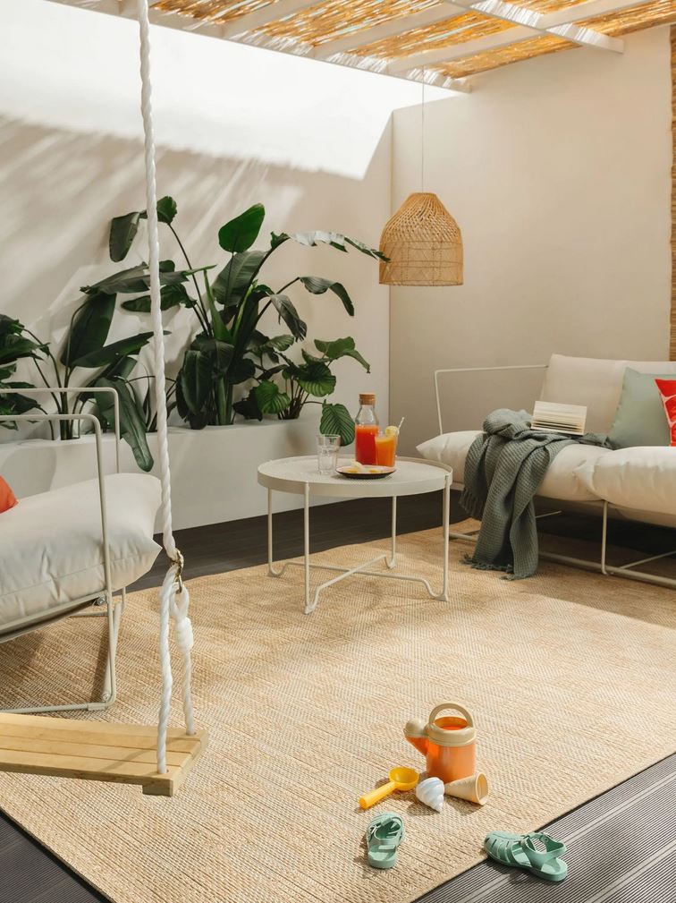 In- & Outdoor Teppich Como hellbraun auf Balkon Stilvoller Como hellbraun Teppich, perfekt für Balkon oder Terrasse, wetterbeständig und pflegeleicht.