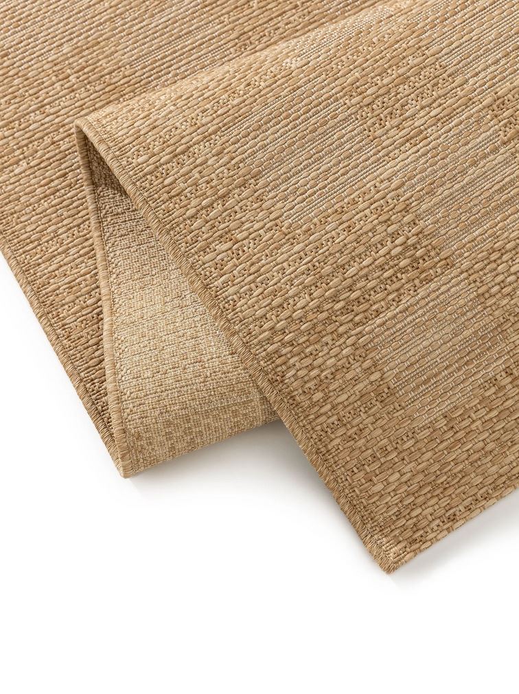 Como hellbraun Teppich auf Terrasse bei Regen Der Como hellbraun Teppich trotzt Regen, ideal für Outdoor-Einsatz, einfach zu reinigen mit Gartenschlauch.
