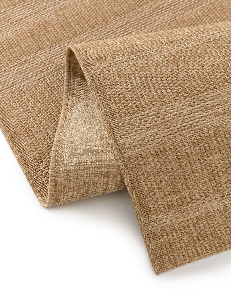 Como hellbraun Teppich auf Terrasse bei Regen Der Como hellbraun Teppich trotzt Regen, ideal für Outdoor-Einsatz, einfach zu reinigen mit Gartenschlauch.