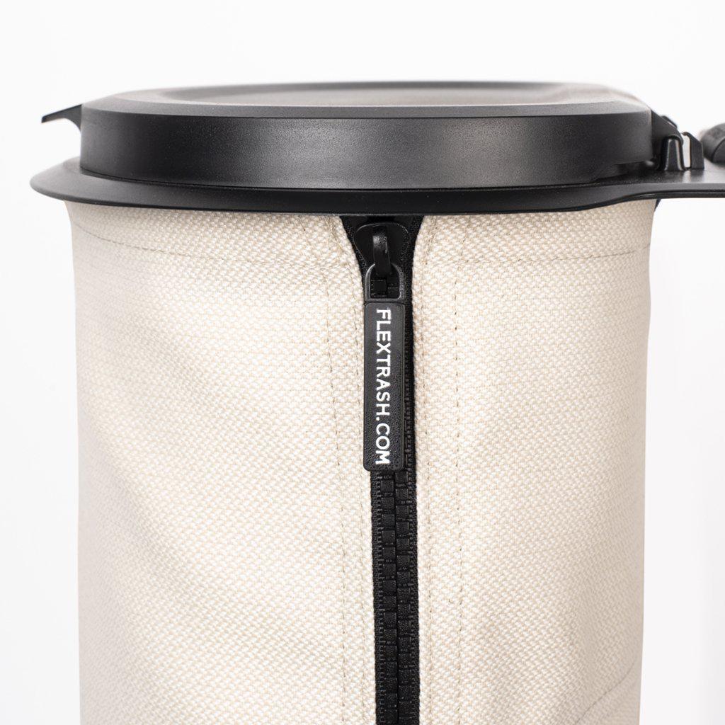Der Flextrash in 5L besteht aus recycelten PET Flaschen und ist der perfekte Campingmülleimer mit seinen verschiedenen Befestigungsmöglichkeiten | Jetzt kaufen bei Wildnest Glamping