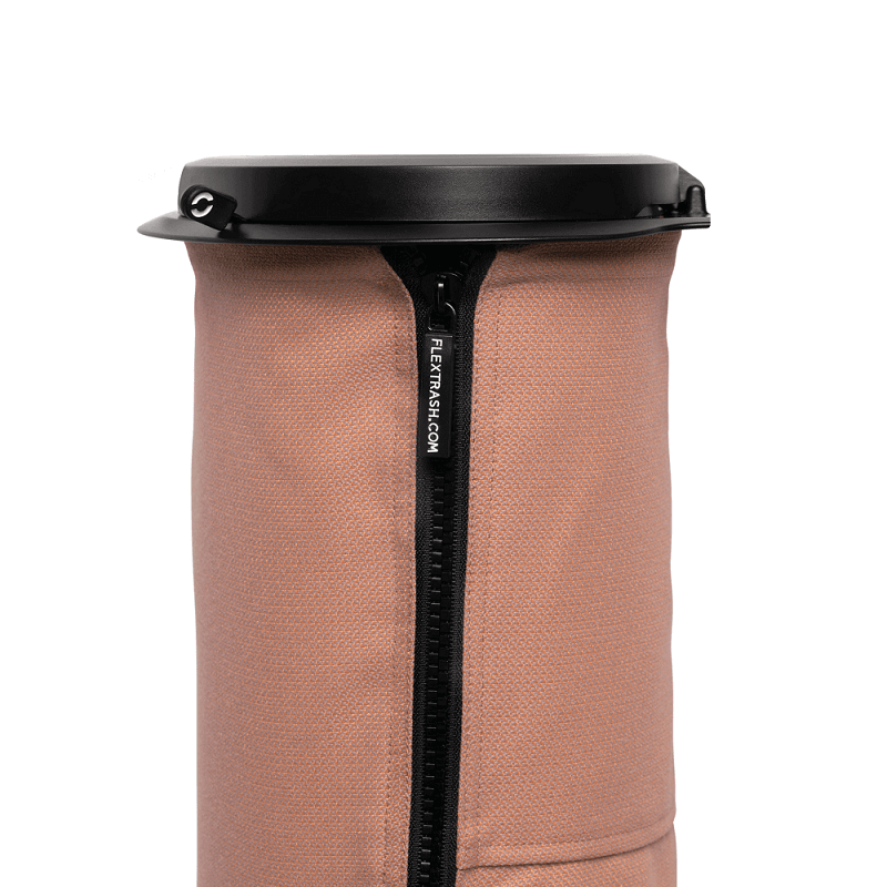 Der Flextrash in 5L besteht aus recycelten PET Flaschen und ist der perfekte Campingmülleimer mit seinen verschiedenen Befestigungsmöglichkeiten | Jetzt kaufen bei Wildnest Glamping