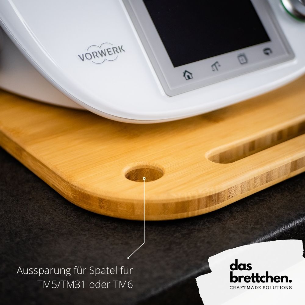 Für all die nicht auf ihren Thermomix während ihres Campingurlaubs verzichten und weiter in der Campingküche kochen möchten. Dafür ist das Thermomix Gleitbrett mit seinen Gummifüßen und der Spatelhalterung ideal | Jetzt kaufen bei Wildnest Glamping