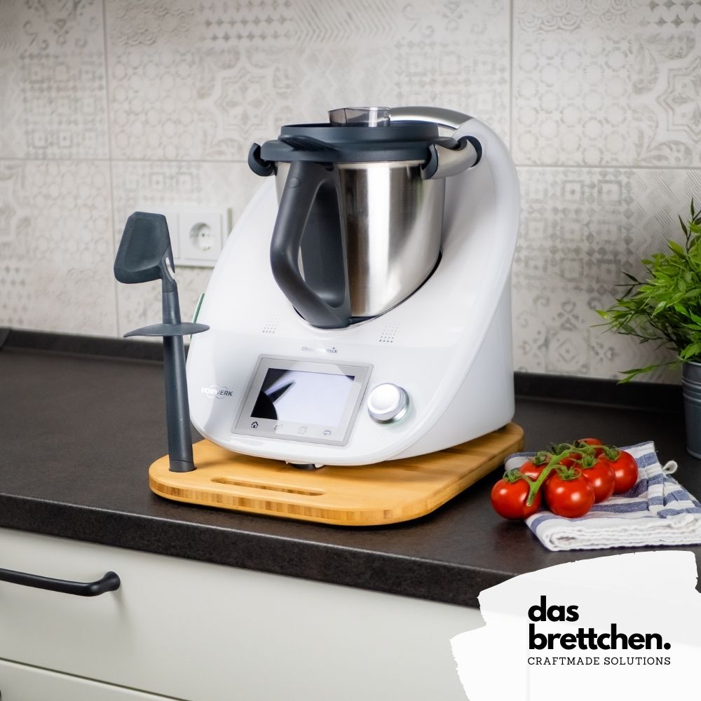Für all die nicht auf ihren Thermomix während ihres Campingurlaubs verzichten und weiter in der Campingküche kochen möchten. Dafür ist das Thermomix Gleitbrett mit seinen Gummifüßen und der Spatelhalterung ideal | Jetzt kaufen bei Wildnest Glamping