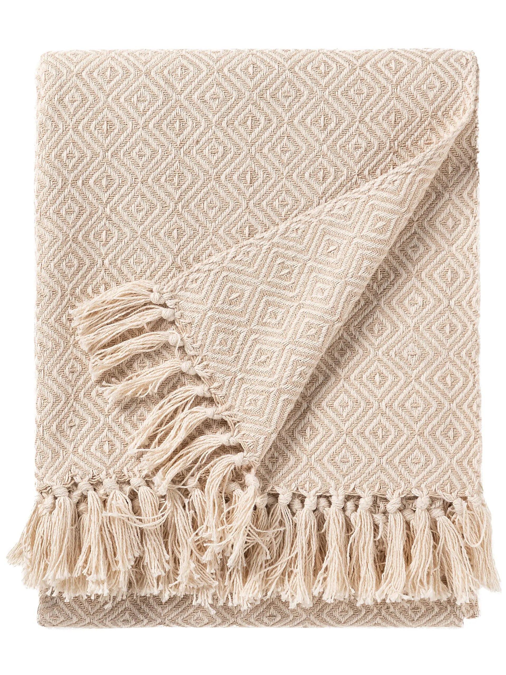 Die Jasmin Baumwolldecke Benuta in der Farbe beige sieht besonders edel aus mit ihren beige auf beige Karo-Muster | Jetzt kaufen bei Wildnest Glamping