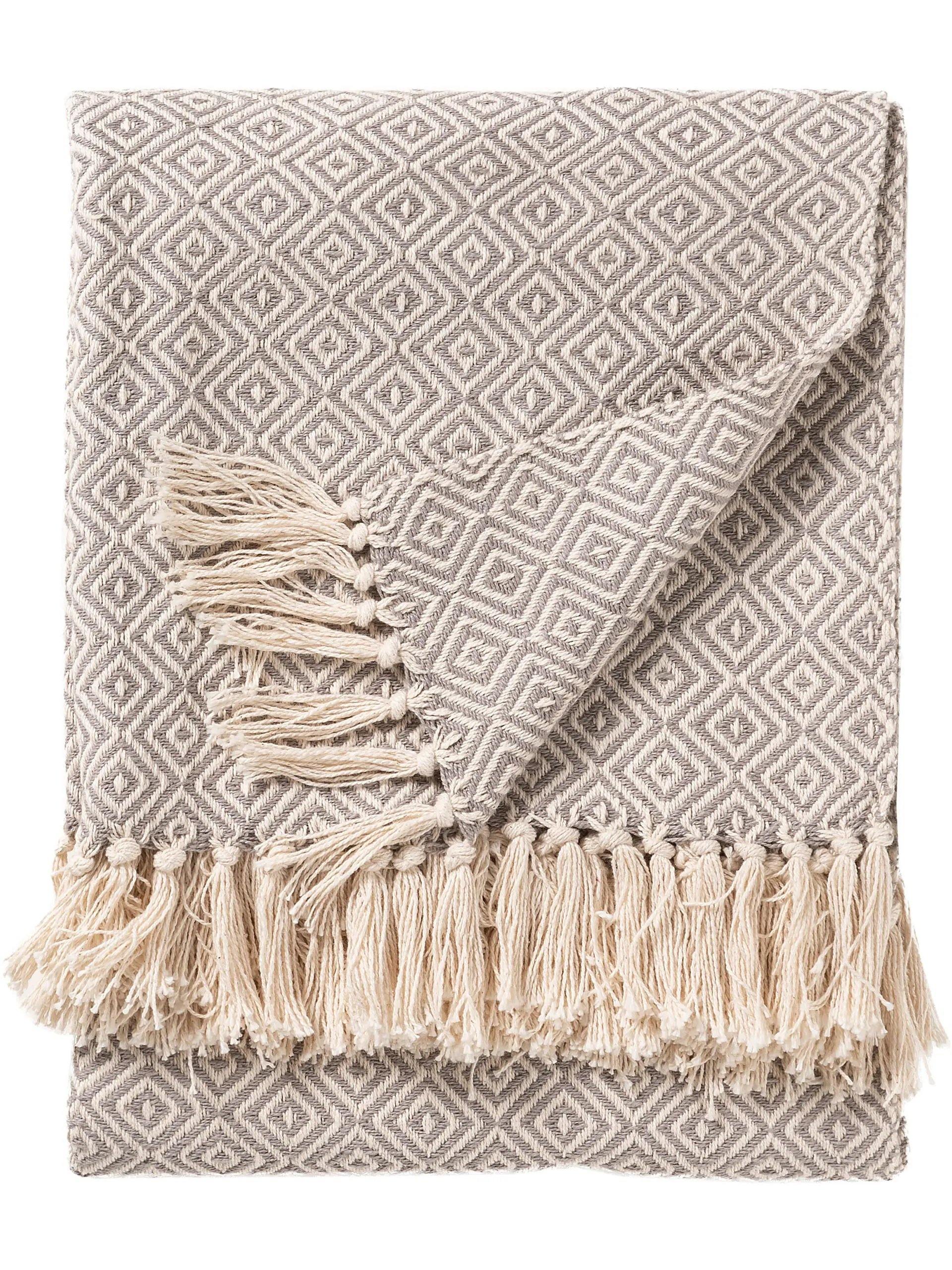 Eine sehr elegante grau beige Kombination bei der Benuta Baumwolldecke Jasmin in grau | Jetzt kaufen bei Wildnest Glamping