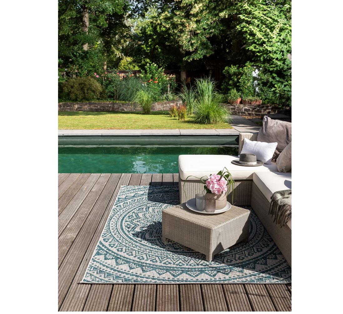 Der Mandala Print auf dem Cleo Outdoor Teppich versprüht einen orientalischen Hauch im Campingurlaub | Wildnest Glamping