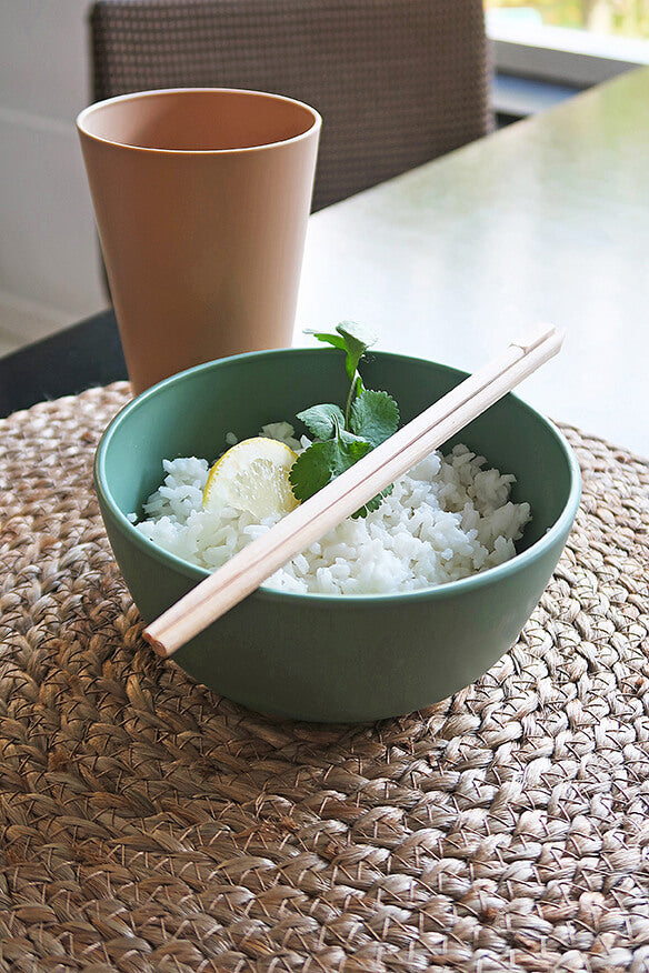 Die BOOST BOWL Schalen in rosemary green mit 500ml von Zuperzozial bestehen aus Biokunststoff und sind moderne als auch nachhaltige Campinggeschirr Alternativen | Jetzt kaufen bei Wildnest Glamping