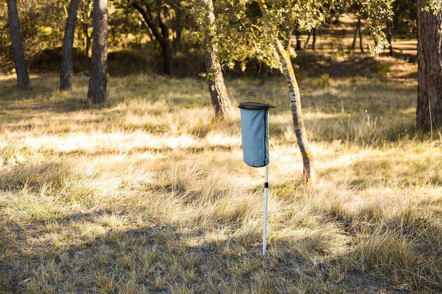 Der Flextrash mit seinen 9L Volumen  aus recycelten PET Flaschen ist der perfekte Campingmülleimer, da er mit unterschiedlichen Befestigungsmöglichkeiten überall am Camper einen perfekten Platz findet | Jetzt kaufen bei Wildnest Glamping
