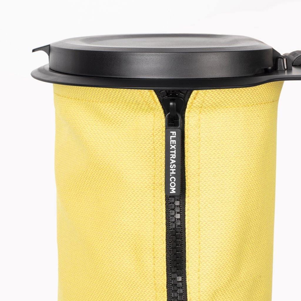 Der Flextrash mit seinen 9L Volumen  aus recycelten PET Flaschen ist der perfekte Campingmülleimer, da er mit unterschiedlichen Befestigungsmöglichkeiten überall am Camper einen perfekten Platz findet | Jetzt kaufen bei Wildnest Glamping