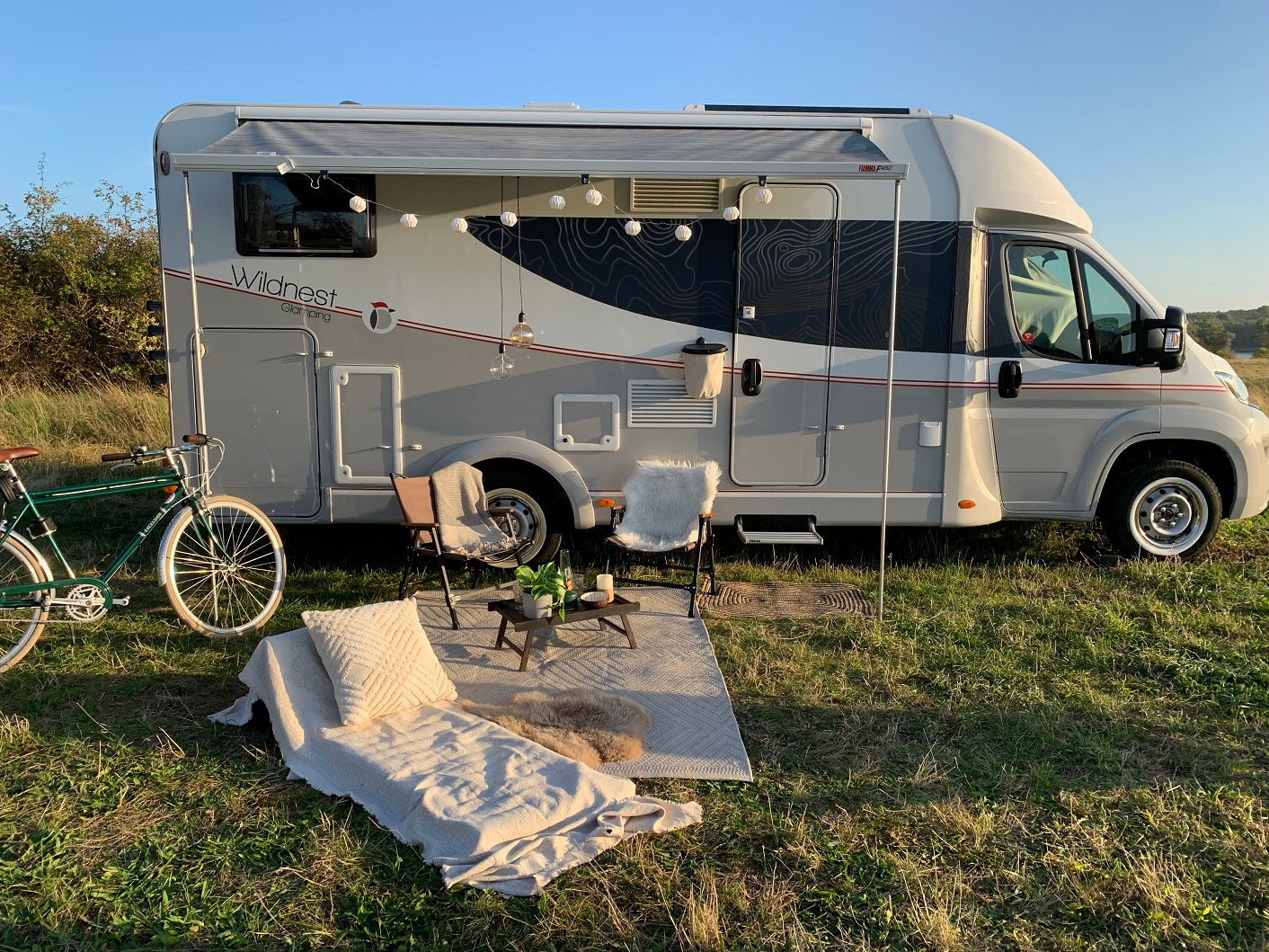 Batteriebetriebene LED Pendellampe Bowl in 1 Meter Länge, perfekt für die Dekoeinrichtung in deinem Wohnmobil oder Wohnwagen | Jetzt kaufen bei Wildnest Glamping