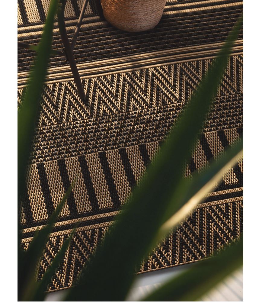 Die geometrischen Muster auf dem Outdoor Teppich Naoto geben dem Look eine klare Linie und glechzeitig hebt er sich vom Design ab. Durch die pflegeleichten Kunststofffasern ist der Teppich ideal für den Campingurlaub im Wohnwagen oder Wohnmobil geeignet | Jetzt kaufen bei Wildnest Glamping