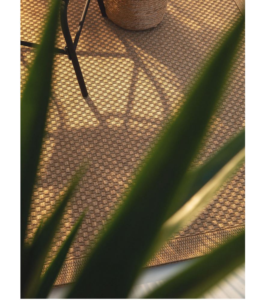 Der schöne minimalistische Outdoor Teppich Naoto in beige von Benuta ist aufgrund seiner Kunststofffaser sehr pflegeleicht und ideal für die Reise im Wohnwagen oder Wohnmobil | Jetzt kaufen bei Wildnest Glamping